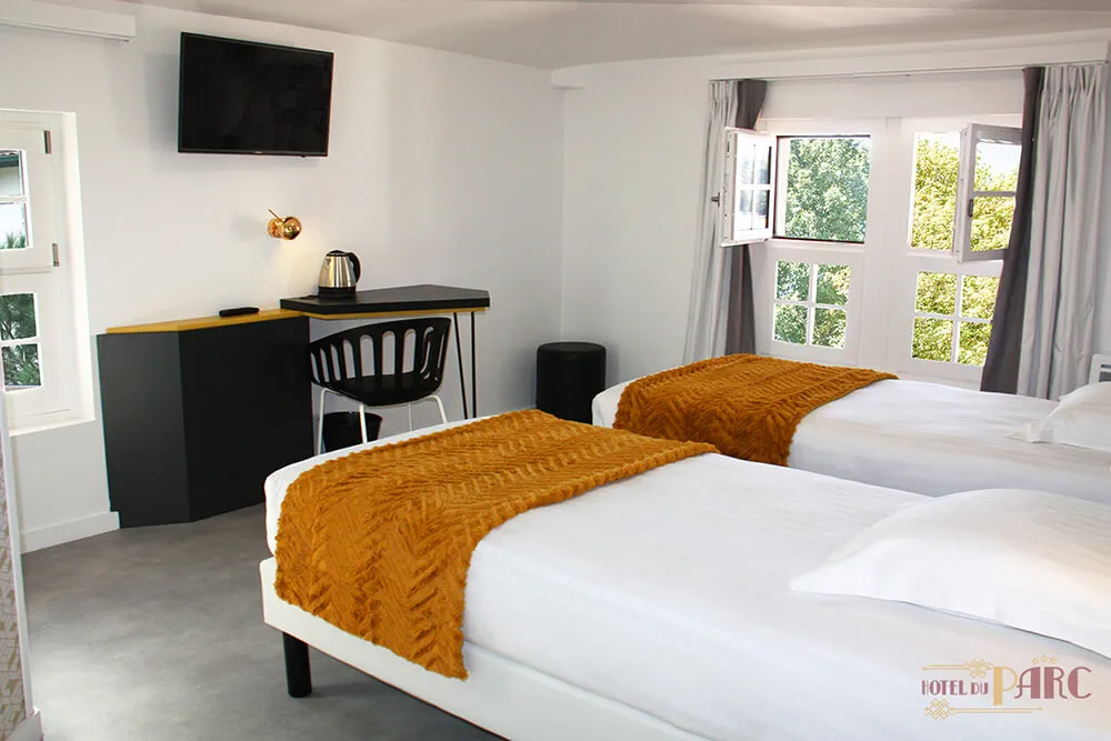 Chambre 2308 de l’Hôtel du Parc Hossegor, avec deux lits simples, décoration moderne et vue sur la nature environnante